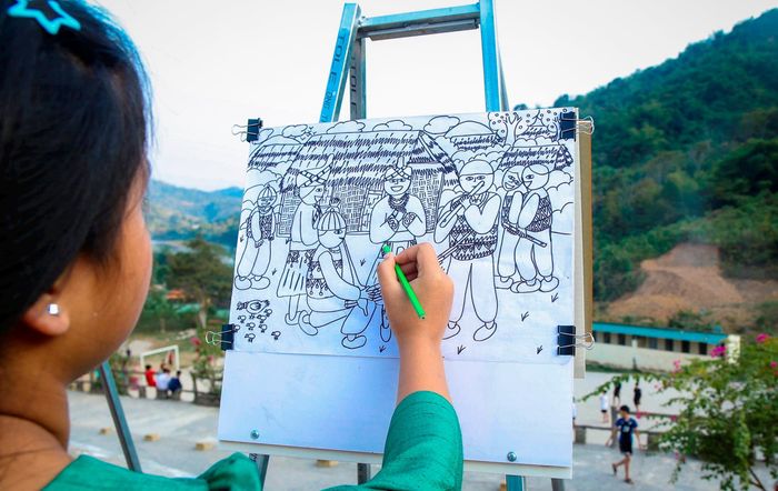 Thành viên Câu lạc bộ Nghệ thuật dân tộc Trường Phổ thông Dân tộc nội trú Trung học cơ sở Kỳ Sơn trong buổi sinh hoạt mỹ thuật. Ảnh: Đào Thọ