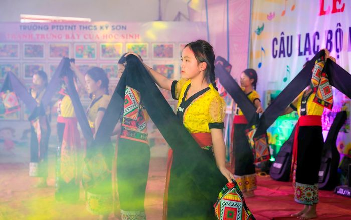 Tiết mục văn nghệ mang đậm bản sắc văn hóa do các thành viên Câu lạc bộ Nghệ thuật dân tộc Trường Phổ thông Dân tộc nội trú Trung học cơ sở Kỳ Sơn trình diễn. Ảnh: Đức Anh