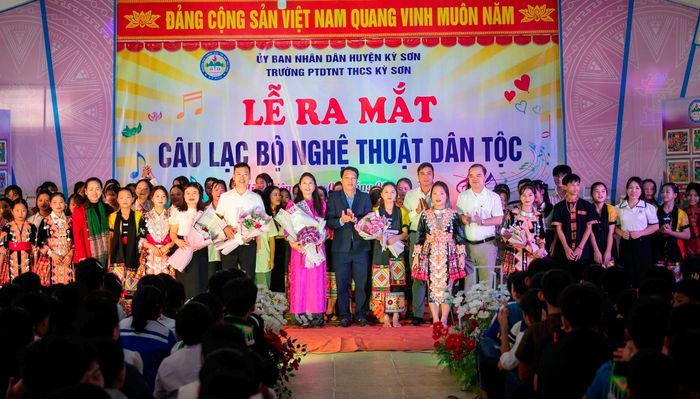 Lễ ra mắt Câu lạc bộ Nghệ thuật dân tộc Trường Phổ thông Dân tộc nội trú Trung học cơ sở Kỳ Sơn vào đầu năm 2025. Ảnh: Đức Anh