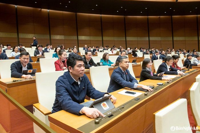 Các đại biểu Quốc hội đoàn Nghệ An bấm nút biểu quyết. Ảnh: Nghĩa Đức