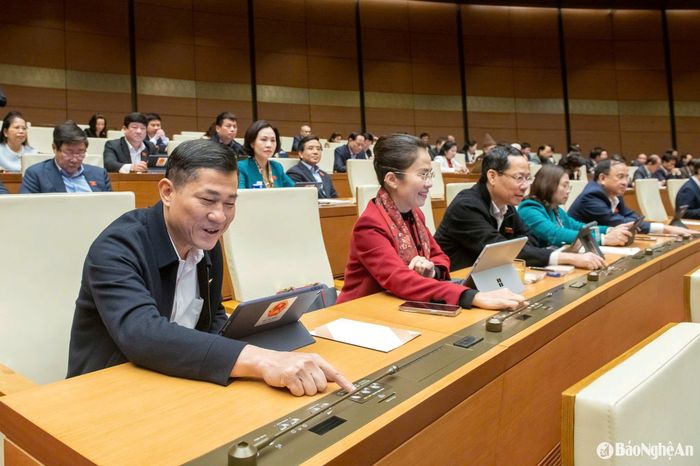 Các đại biểu Quốc hội đoàn Nghệ An bấm nút biểu quyết. Ảnh: Nghĩa Đức