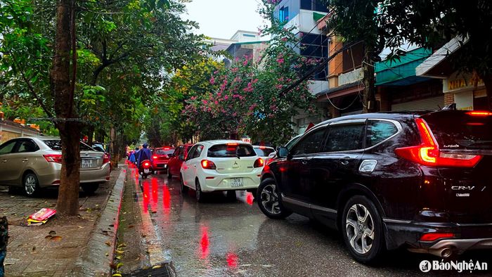 Tại Nghệ An, đặc biệt là ở thành phố Vinh, trong những năm gần đây, lượng xe ôtô tăng lên rất nhiều, trong đó có nhiều gia đình sở hữu 2-3 xe ôtô, lượng xe lưu thông trên đường vì thế mà ngày càng đông hơn, tình trạng ùn tắc diễn ra thường xuyên. Trong ảnh: Tuyến đường Ngư Hải song song với đường Đinh Công Tráng cũng là đường 1 chiều, ô tô không thể di chuyển trong nhiều phút trưa 18/2. Ảnh: P.V
