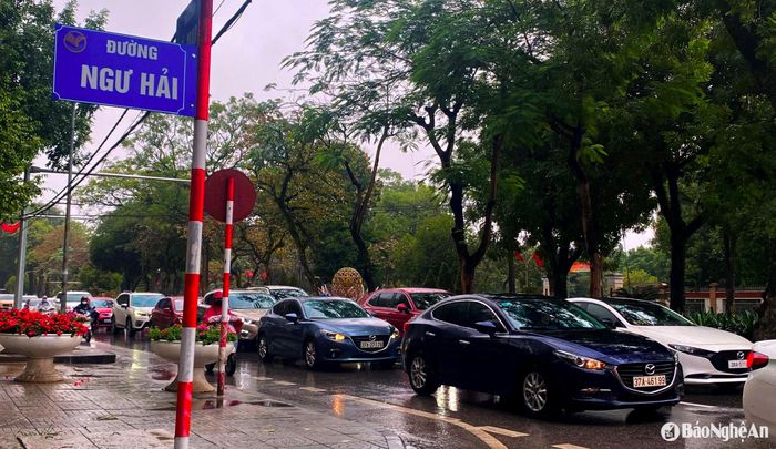 Ô tô trên tuyến đường Lê Mao ở trung tâm TP. Vinh cũng phải xếp hàng dài trưa 18/2, nhích từng bước một. Ảnh: P.V