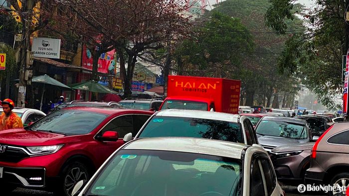 Đường Đinh Công Tráng là tuyến đường thường xuyên xảy ra ùn tắc nhất trên địa bàn TP. Vinh, nơi đây có nhiều trường học, công sở, đơn vị kinh doanh, lại là đường 1 chiều nên lưu lượng xe cộ luôn đông đúc mỗi ngày. Giờ cao điểm, các phương tiện phải mất cả chục phút mới đi hết được tuyến đường chỉ hơn 1Km này. Ảnh: P.V