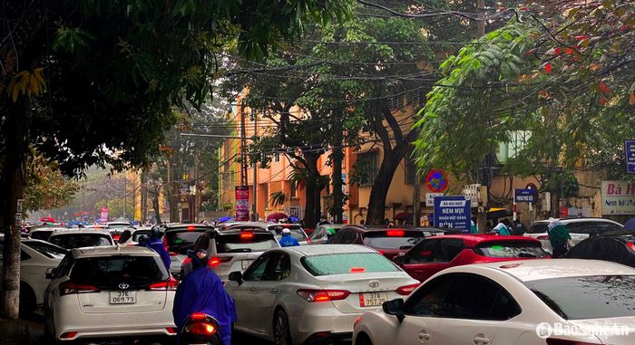 Theo ghi nhận của P.V từ 10h30 đến 11h30 trưa 18/2, nhiều tuyến đường trên địa bàn TP. Vinh ùn tắc nghiêm trọng. Đây là thời điểm học sinh đi học về, người dân tan sở nên lượng người đổ ra đường càng đông hơn. Trong ảnh: Đường Đinh Công Tráng tắc nghẽn với hàng loạt ô tô đứng chôn chân, không thể di chuyển lúc 11h trưa. Ảnh: P.V