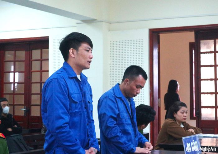 Bị cáo Nguyễn Đình Thành và Phạm Xuân Chắt tại tòa. Ảnh: Trần Vũ