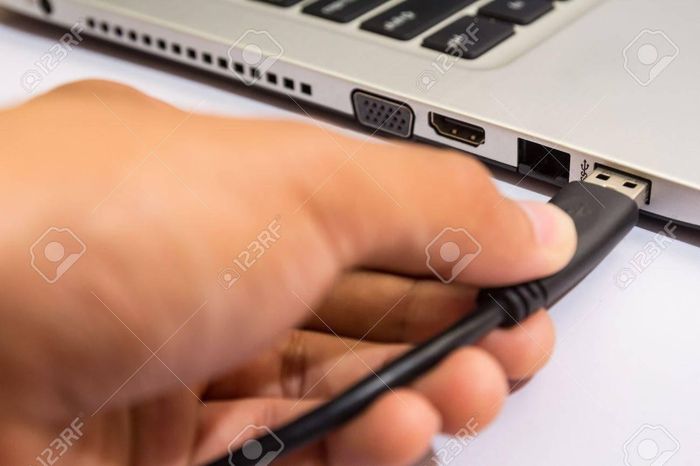 Việc bẻ cong cáp liên tục hoặc uốn gập quá mạnh có thể làm đứt kết nối bên trong, khiến cáp trở nên chập chờn hoặc vô dụng. Ảnh: Internet