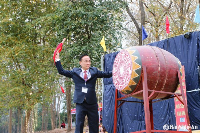 Đồng chí Đinh Hồng Vinh - Phó Bí thư Huyện ủy, Chủ tịch UBND huyện Tương Dương đánh trống khai hội Đền Vạn - Cửa Rào năm 2025. Ảnh: Đình Tuân