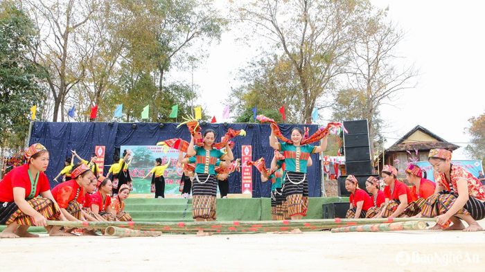 Lễ hội năm nay ngoài phần lễ còn có nhiều hoạt động mang đậm bản sắc văn hóa vùng cao như: cồng chiêng, khắc luống, nhảy sạp, chọi gụ, đánh đu, tung còn, bắn nỏ... Ảnh: Đình Tuân