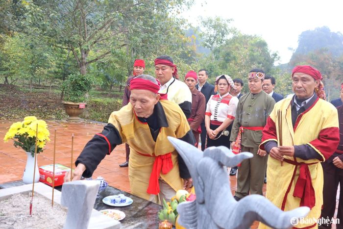 Lễ hội Hang Bua là nơi người dân gửi gắm tâm tư tình cảm. Ảnh: Bé Vinh