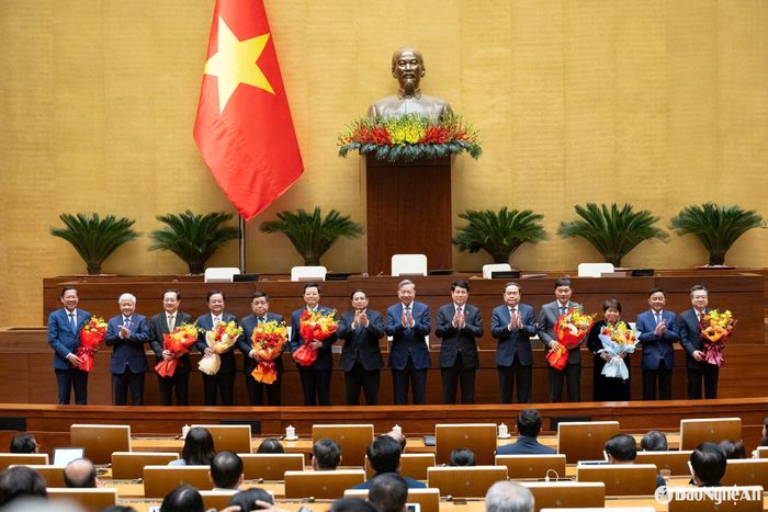 Tổng Bí thư Tô Lâm, Chủ tịch nước Lương Cường, Thủ tướng Phạm Minh Chính, Chủ tịch Quốc hội Trần Thanh Mẫn tặng hoa chúc mừng các Phó Chủ tịch Quốc hội, Phó Thủ tướng Chính phủ; các Ủy viên Ủy ban Thường vụ Quốc hội, Chủ nhiệm Ủy ban của Quốc hội khóa XV kỳ 2021-2026. Ảnh: Nghĩa Đức