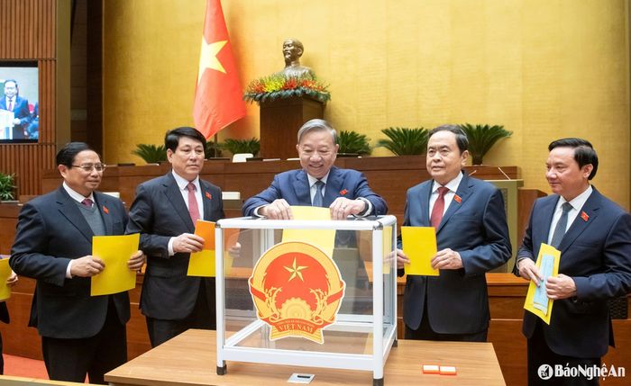 Tổng Bí thư Tô Lâm, Chủ tịch nước Lương Cường, Thủ tướng Phạm Minh Chính, Chủ tịch Quốc hội Trần Thanh Mẫn và đại biểu bỏ phiếu bầu Phó Chủ tịch Quốc hội và Ủy viên Ủy ban Thường vụ Quốc hội; phê chuẩn đề nghị của Thủ tướng Chính phủ về việc bổ nhiệm các Phó Thủ tướng Chính phủ, Bộ trưởng và thành viên khác của Chính phủ. Ảnh: Nghĩa Đức