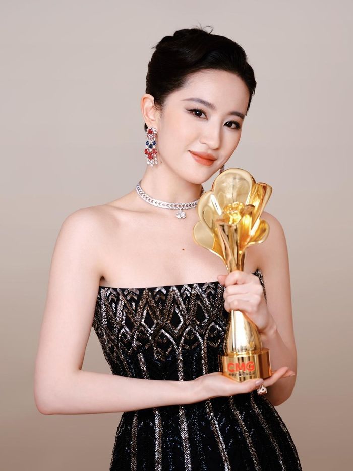 Lưu Diệc Phi mới nhận được một giải thưởng lớn trong sự nghiệp diễn xuất. Ảnh: Sưu tầm