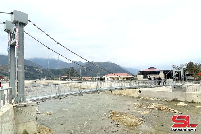 Cầu treo bản Lướt, xã Ngọc Chiến, huyện Mường La được đầu tư xây dựng từ nguồn huy động xã hội hóa.