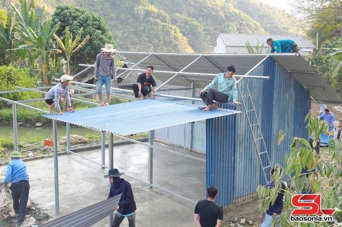 Xã Pắc Ngà hỗ trợ dựng lại nhà ở cho gia đình ông Đinh Văn Vòng.