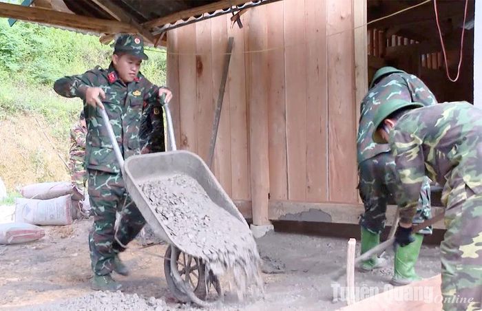 Cán bộ, chiến sĩ Ban Chỉ huy quân sự huyện Lâm Bình giúp người dân làm nền nhà ở.
