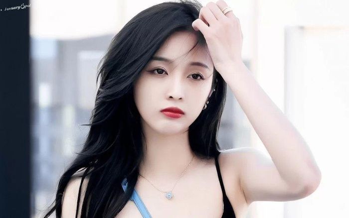  Nổi tiếng và nhận được lượng lớn người hâm mộ sau chương trình Sáng Tạo 101, Ngô Tuyên Nghi ghi điểm với vẻ đẹp nhẹ nhàng, nữ tính. Nữ ca sĩ sở hữu đường nét thanh tú, khuôn mặt góc cạnh, sống mũi cao cùng làn da trắng sáng. Người đẹp thường trung thành với mái tóc đen cùng lối trang điểm nhẹ nhàng, chủ yếu nhấn vào phần môi cam - đỏ để tôn lên làn da vạn người mê. 