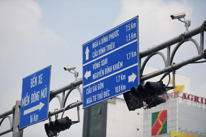  Ngã tư Hàng Xanh (quận Bình Thạnh), nút giao bận rộn bậc nhất TP.HCM, cũng được lắp hàng loạt camera phạt nguội tại các cột đèn giao thông. 