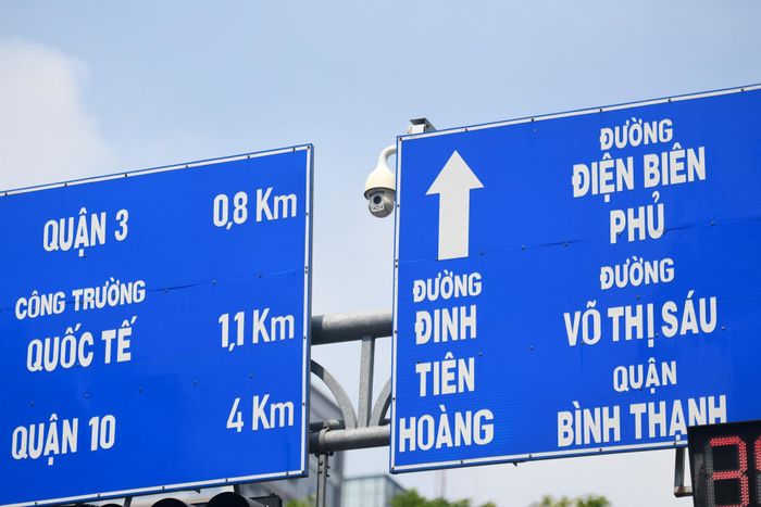  Ngoài ra, tại các tuyến đường thường xuyên diễn ra tình trạng vi phạm giao thông, điểm nóng... vào một số khung giờ cao điểm, các cán bộ chiến sĩ cũng được tăng cường bố trí sử dụng camera ghi hình xử lý vi phạm qua hình ảnh. 