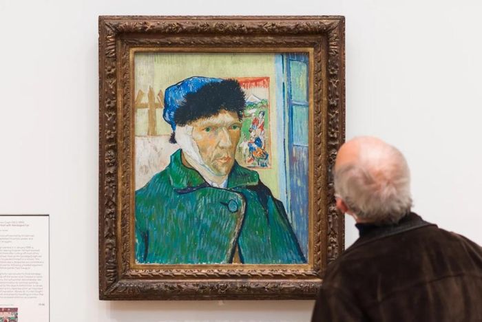 Khách chiêm ngưỡng bức chân dung của Van Gogh
