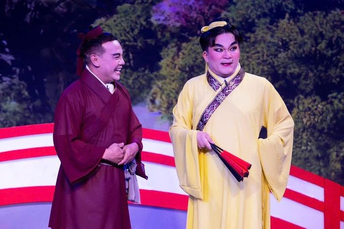 Minh Dũng (trái) vai người hầu cho Mã Văn Tài vở “Lương Sơn Bá - Chúc Anh Đài”