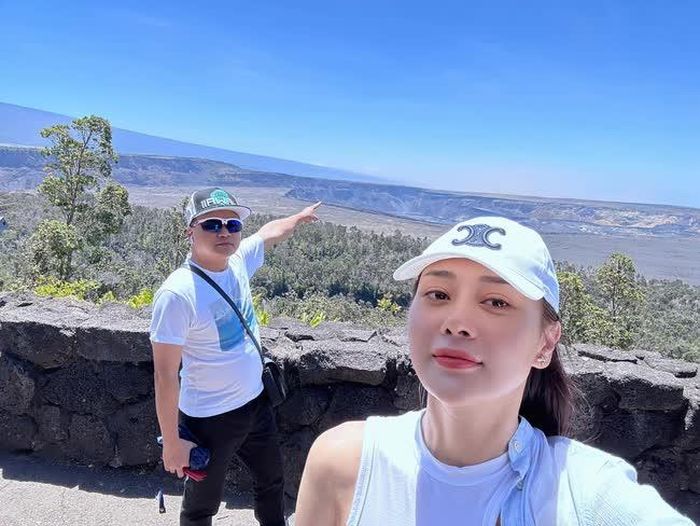 Phương Oanh cùng chồng đi ngắm miệng núi lửa ở Hawaii. (Ảnh: FBNV)