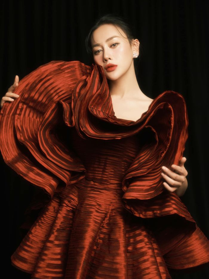 Dù tạm ngưng diễn xuất trong khoảng thời gian này để dành ưu tiên cho gia đình, nhưng Phương Oanh cho biết không có ý định làm bà nội trợ toàn thời gian. Cô duy trì sự nghiệp riêng với công việc xây dựng thương hiệu thời trang, kinh doanh bất động sản và cho biết sẽ trở lại đóng phim khi có kịch bản phù hợp. (Ảnh: FBNV)