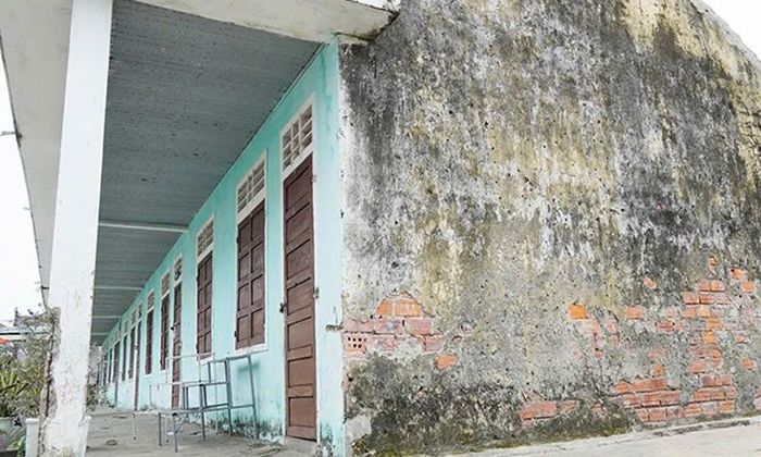  Nhiều hạng mục cơ sở vật chất tại điểm trường lẻ Tân Mỹ xuống cấp trầm trọng. 