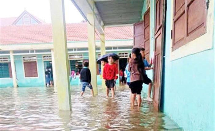  Mưa lũ ảnh hưởng đến việc học tập của học sinh tại điểm lẻ Tân Mỹ. 