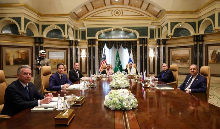 Ngoại trưởng Mỹ Marco Rubio và người đồng cấp Nga Sergei Lavrov cùng Ngoại trưởng Saudi Arabia, Hoàng tử Faisal bin Farhan Al Saud và các thành viên đoàn Nga và Mỹ trong cuộc gặp lịch sử tại Riyadh. (Nguồn: theguardian)