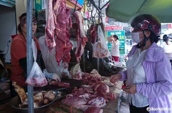 Giá thịt ở các chợ tăng cao, thêm 10.000-20.000 đồng/kg. Ảnh: T.P