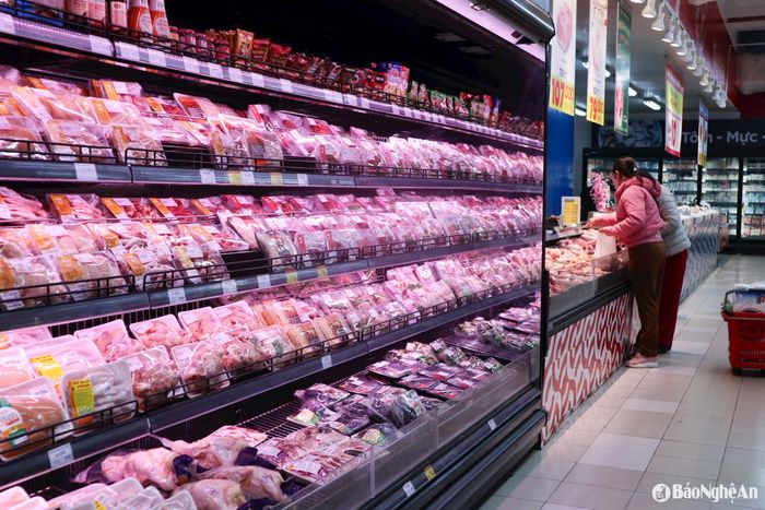 Giá thịt lợn tại các siêu thị cũng neo cao, dao động từ 170.000-200.000 đồng/kg. Ảnh: T.P