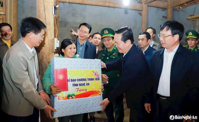 Bí thư Tỉnh ủy Nguyễn Đức Trung trao tặng quà của Ban Chỉ đạo Chương trình 1838 cho gia đình chị Khuyết, bản Vinh Tiến, xã Hạnh Dịch (Quế Phong). Ảnh: Phạm Bằng
