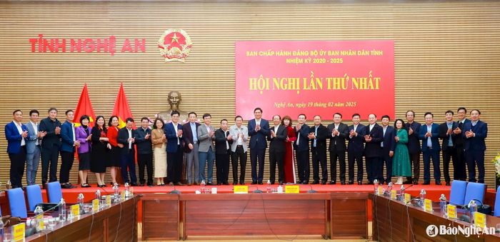 Đồng chí Hoàng Nghĩa Hiếu - Phó Bí thư Thường trực Tỉnh ủy, Chủ tịch HĐND tỉnh dự Lễ ra mắt, chúc mừng Ban Chấp hành Đảng bộ UBND tỉnh nhiệm kỳ 2020 - 2025. Ảnh: Thành Duy