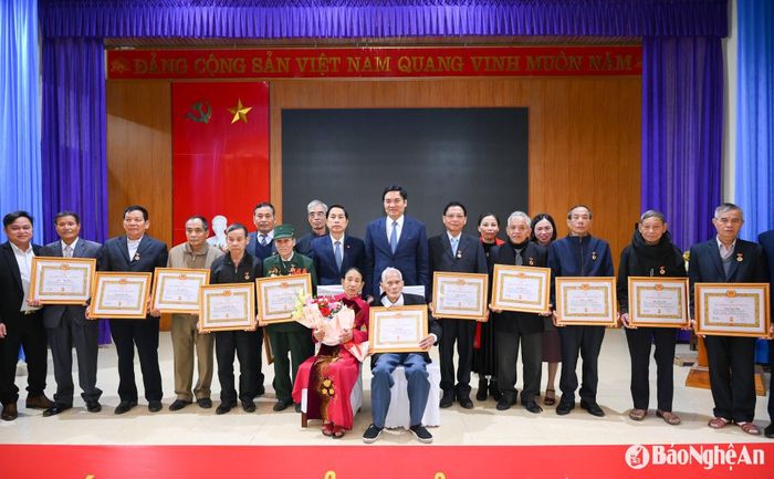 Đồng chí Hoàng Nghĩa Hiếu - Phó Bí thư Thường trực Tỉnh ủy, Chủ tịch HĐND tỉnh cùng các đồng chí lãnh đạo huyện Thanh Chương chụp ảnh lưu niệm với các đảng viên xã Kim Bảng được trao huy hiệu đợt này. Ảnh: Thành Cường