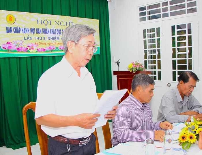 Phó Chủ tịch Hội nạn nhân chất độc da cam/Dioxin tỉnh An Giang Lê Công Dần báo cáo công tác Hội