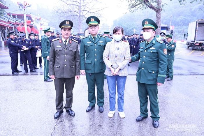 Lực lượng chức năng Đồn Biên phòng Cửa khẩu Quốc tế Hữu Nghị bắt giữ Lê Thị Hương