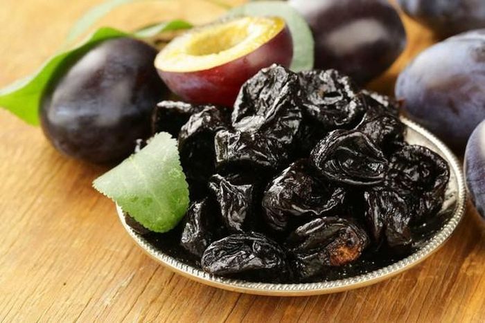 Mận khô chứa kali và nhiều chất chống oxy hóa có khả năng hoạt động hiệp đồng để tăng cường lợi ích có lợi cho xương.