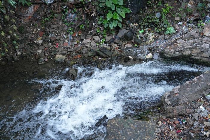 Hiện nay, nước thải sau xử lý từ Nhà máy xử lý nước thải hồ Tây đang chảy vào sông Nhuệ qua cống Xuân La.