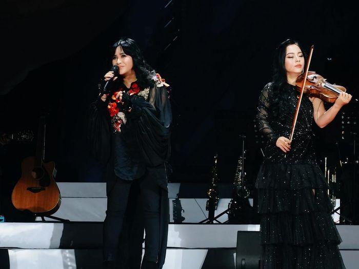 NSND Thanh Lam (trái) và violinist Trịnh Minh Hiền trong đêm nhạc