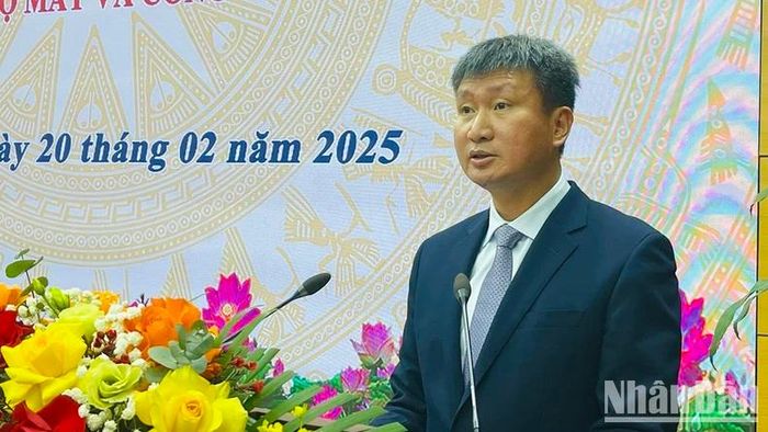Bí thư Tỉnh ủy Trần Huy Tuấn phát biểu tại hội nghị. (Ảnh: THANH SƠN)