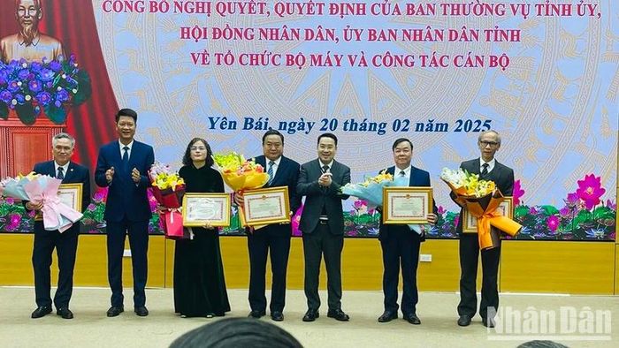 Chủ tịch Nguyễn Tuấn Anh trao Bằng khen đối với các đồng chí hoàn thành xuất sắc Nghị quyết 18. (Ảnh: THANH SƠN)