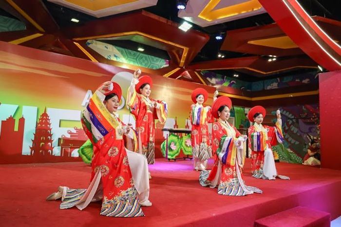 Minishow “Around Vietnam”