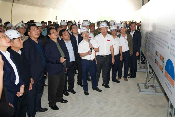 Thủ tướng Phạm Minh Chính cùng lãnh đạo các cấp và tỉnh Quảng Ngãi trong chuyến đi kiểm tra tình hình thực hiện dự án cao tốc Quảng Ngãi - Hoài Nhơn.