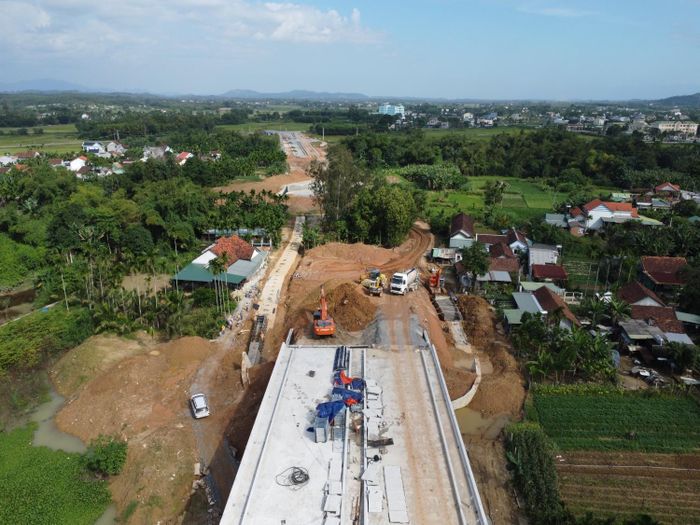 Cầu Trà Khúc 3 - một trong những công trình lớn, kết nối mạng lưới giao thông của tỉnh hiện đang được Quảng Ngãi tập trung tháo gỡ các vướng mắc trong công tác giải phóng mặt bằng để đẩy nhanh quá trình hoàn thiện dự án. Ảnh: Cầu Trà Khúc 3 đang trong quá trình thi công vào tháng 8/2024.