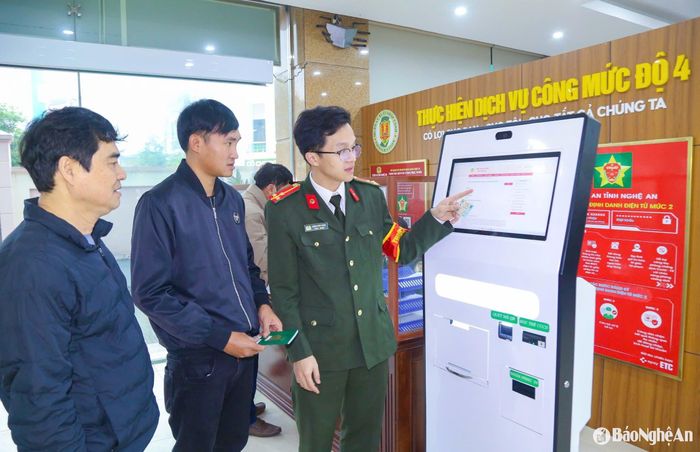 Qua thống kê, sau kỳ nghỉ tết, ngoài nhu cầu đi du lịch, thăm thân, hầu hết người dân đến làm hộ chiếu để đi xuất khẩu lao động, chủ yếu qua Nhật, Hàn Quốc… và làm giấy thông hành sang Lào. Xác định nhu cầu nói trên, vào những ngày cao điểm, Phòng Quản lý xuất nhập cảnh tăng cường phối hợp với Công an phường Trường Thi, Đội CSGT-TT (Công an TP.Vinh) nhằm đảm bảo an ninh, trật tự, an toàn giao thông, xử lý các đối tượng chèo kéo… Bên cạnh đó, để người dân, nhất là những người ở các huyện vùng cao, vùng sâu, vùng xa không mất tiền cho các đối tượng chèo kéo đứng ra nhận làm thay đăng ký cấp, đổi hộ chiếu, giấy thông hành, hàng ngày, Phòng Quản lý xuất, nhập cảnh còn phát cảnh báo bằng 3 thứ tiếng, gồm tiếng Kinh, Mông và tiếng Thái để bà con nắm bắt. (Trong ảnh: Cán bộ Phòng Quản lý xuất nhập cảnh hướng dẫn người dân các bước đăng ký cấp hộ chiếu trên Cổng Dịch vụ công Quốc gia). Ảnh: Đình Tuyên