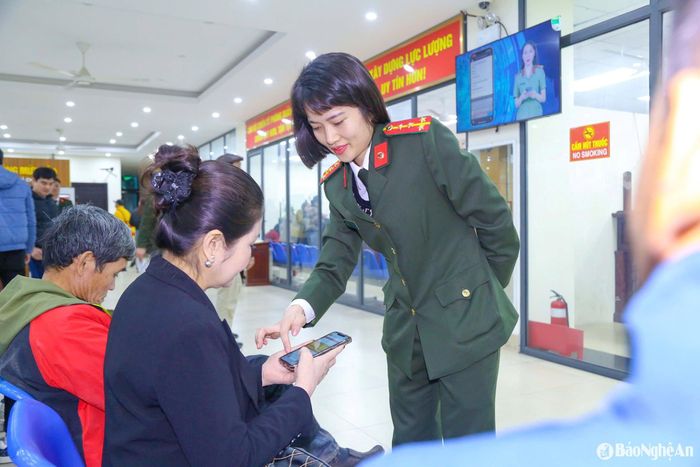 Đồng thời, để người dân có thể tự thao tác làm hộ chiếu, bên cạnh bố trí cán bộ hướng dẫn trực tiếp, phòng Quản lý xuất nhập cảnh còn triển khai hướng dẫn với nhiều hình thức, đảm bảo cả phần nghe, nhìn, đọc. Cụ thể ngoài hệ thống loa phát, trong trụ sở Phòng Quản lý xuất, nhập cảnh có ti vi cài đặt nội dung hướng dẫn cụ thể từng bước để người dân có thể tự thao tác trên máy tính, điện thoại, có tờ rơi hướng dẫn. Chưa kể, ngay trên trang Fanpage Quản lý xuất, nhập cảnh - Công an tỉnh Nghệ An cũng đăng nhiều hướng dẫn các thao tác và giải đáp các thắc mắc thường gặp. Ảnh: Đình Tuyên