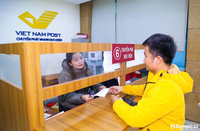 Mặc dù số lượng người đến trực tiếp tăng so với ngày thường, cùng với một lượng lớn hồ sơ tiếp nhận qua hình thức trực tuyến, nhưng sau hơn 2 tuần làm việc kể từ sau kỳ nghỉ Tết Nguyên đán, Phòng Quản lý xuất nhập cảnh đã tiếp nhận và xử lý thành công 7.073 hồ sơ yêu cầu cấp hộ chiếu và 1.224 hồ sơ yêu cầu cấp giấy thông hành. (Trong ảnh: Người dân làm thủ tục chuyển phát qua Bưu điện). Ảnh: Đình Tuyên