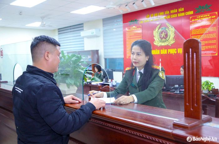 Còn anh Nguyễn Văn Thông đến từ huyện Quỳnh Lưu, cho biết: "Tôi nghe nói những ngày đầu năm rất đông, nên đã đợi đến sau Rằm tháng Giêng mới vào, nhưng thực tế vẫn đông như vậy. Tuy nhiên, tôi vẫn cảm thấy hài lòng vì mọi người đều được hướng dẫn chu đáo và chờ đến lượt một cách trật tự". Ảnh: Đình Tuyên
