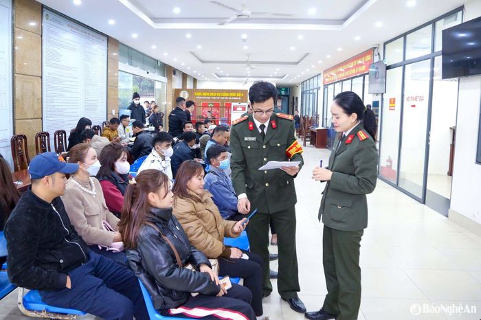 Hiện nay, thay vì phải đến trực tiếp nộp hồ sơ, người dân có thể thực hiện thủ tục cấp hộ chiếu qua dịch vụ công trực tuyến. Tuy nhiên, vì không phải ai cũng thành thạo công nghệ, nên trong những ngày làm việc sau Tết, số lượng người dân đến Phòng Quản lý xuất nhập cảnh Công an tỉnh Nghệ An để được hướng dẫn làm thủ tục cấp hộ chiếu vẫn khá đông. Bên cạnh đó, lượng người đến làm giấy thông hành cũng tăng đáng kể. Ảnh: Đình Tuyên